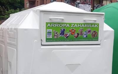 COVID-19 aren ondorioz, bihartik aurrera, bertan behera  geratzen da arropa zaharren bilketa zerbitzua