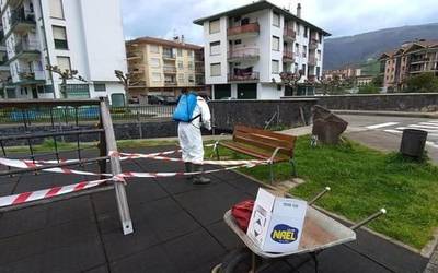 Leitzako kaleetan ere desinfekzio lanak egiten ari dira astero