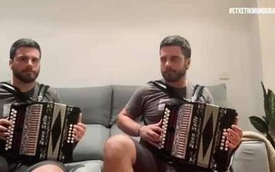 Xabier Etxanizek trikitixaz alaitu du etxeko giroa