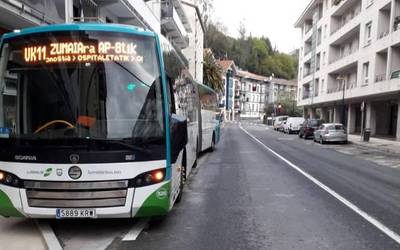 Aita Lertxundi kaleko autobus geltokia betiko tokian dago berriro