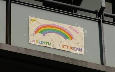 Ekaitz eta Irati Goikoetxeak “Ixil-ixilik dago” abestiaren moldaketa egin dute Aitor Furundarenaren doinuekin