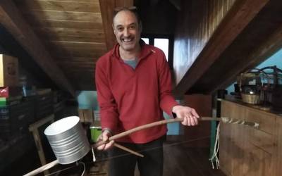Birimbao instrumentua egin du Javier Etxebarrietak