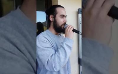 Ziribulio Sound Kolektiboa taldeko Kevin Magallanes bere etxeko balkoitik abestu zuen