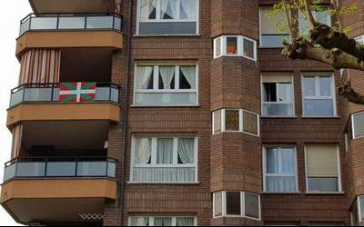 Aberri Eguna balkoietan ospatzeko deia egin dute
