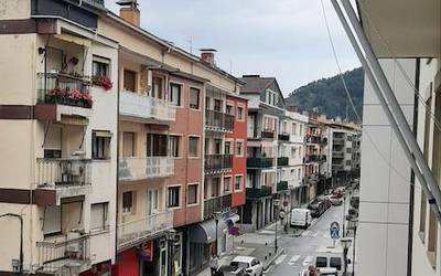 Aberri Eguna balkoietan ospatzeko deia egin dute