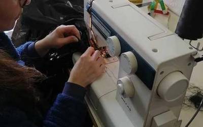 [ARGAZKI GALERIA]: Osasun langileentzat mantalak eta maskarillak egiten dabiltza Durangaldeko hainbat jostun