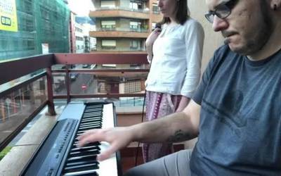 [BIDEOA]: Musika Durangoko balkoietan Bartolome Ertzilla musika eskolako kideen eskutik