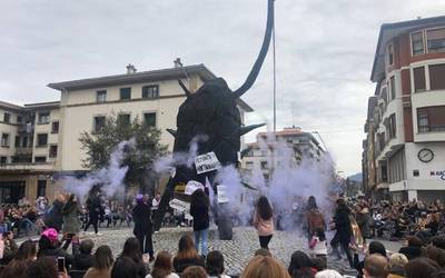 Mugimendu feministak "zuritze eta propaganda" lanetan aritzea leporatu dio Zornotzako Udalari