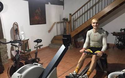 “Bakarrik entrenatzea gogorra egiten da; asteburuetan bideokonferentzian aritzen gara”