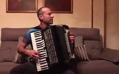 Joxemanuel Igoa lesakarrak Pepito Yanciren 'Zozua' jo du akordeoiarekin