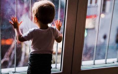 45.000 lagunek Espainiako Gobernuari eskatu diote umeak etxetik ateratzen utz dezan