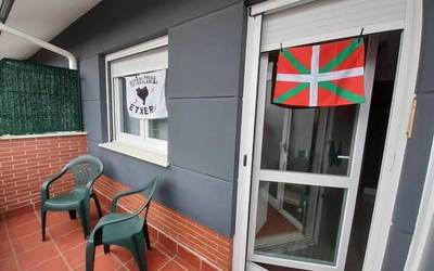 [ARGAZKI GALERIA] Ikurrinez betetako balkoiak konfinamenduan