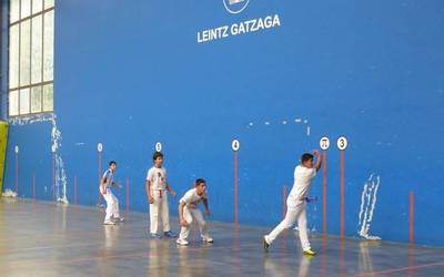Pilota txapelketa eta emakume tailerrak atzeratu egin dituzte