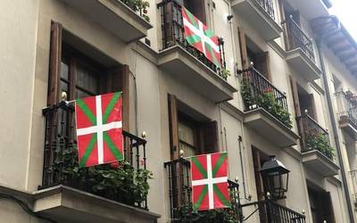 Ikurrinak balkoietan Aberri Eguna ospatzeko