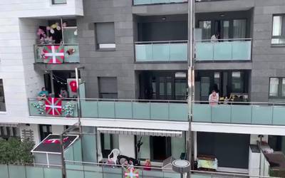 Aldarriak balkoietan, ezohiko Aberri Egunean