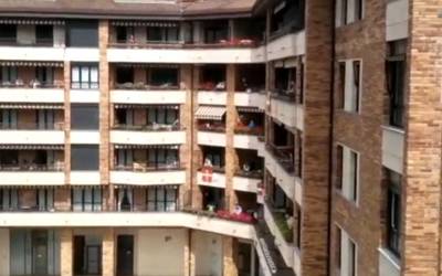 Leihoetatik balkoietara abestu dute azkoitiarrek Aberri Egunean
