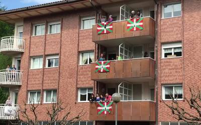 Idiazabalgo bizilagunek Txoriak Txori abestu dute  Aberri eguna ospatzeko