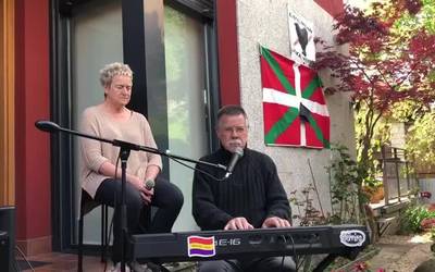 Gabirian Aberri Eguna ospatzeko Txoriak txori kanta abestu dute