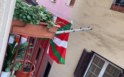 ARGAZKIAK. Ikurrinak Orioko balkoietan