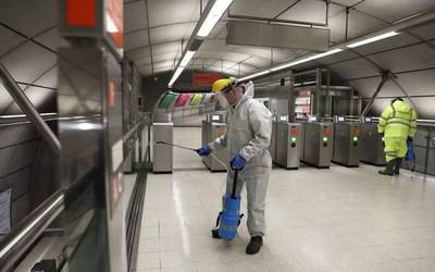 Maskara higienikoak banatuko dituzte metro eta autobus geltokietan
