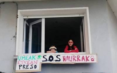 "Umeak etxean preso, SOS haurrak" aldarria balkoietara zabaltzen ari da