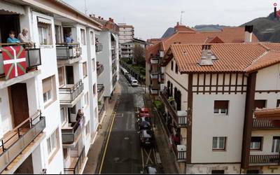 Aberri Eguneko ospakizunak Juan Belmoten kalean, airetik ikusita