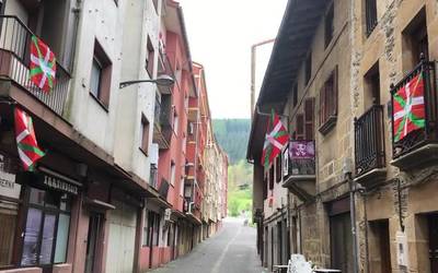 Balkoietan eta leihoetan ikurrinak jarriz eta abestuz ospatu dute Aberri Eguna debagoiendarrek