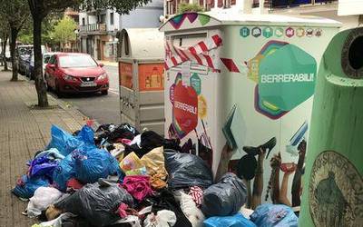 "Arropa bilketarik egingo ez dela jartzen duen arren, egunetik egunera poltsa gehiago daude"