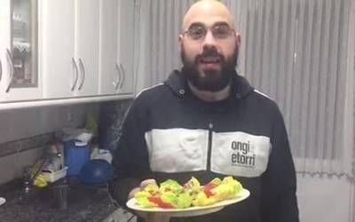 [BIDEOA] Konfinamenduan kiloak hartzen ari bazara,... prestatu entsaladak eta bidali argazkiak ANBOTOra!