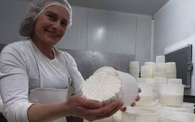 "Sare sozialen bidez antolatzen ari naiz gazta banatzeko"