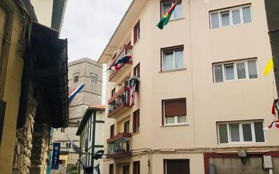 HARA! Bandera koloretsuz apaindu dute San Telmo kalea bizilagunek