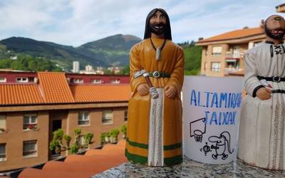 Altamirako jaiak balkoietan ari dira ospatzen gaur