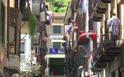 Realeko eta Athleticeko koloreek bete dituzte Debagoieneko leiho zein balkoiak