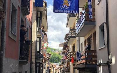 Kolore txuri-urdina eta zuri-gorria Debagoieneko leiho zein balkoietan