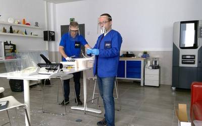 Migel Altunan egindako pantailak banatuko zaizkie Bergarako komertzioetako langileei