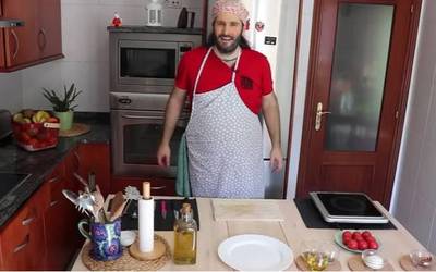Etxean On Egin: Capresse entsalada, falafela jogurta saltsarekin eta banana irabiatua
