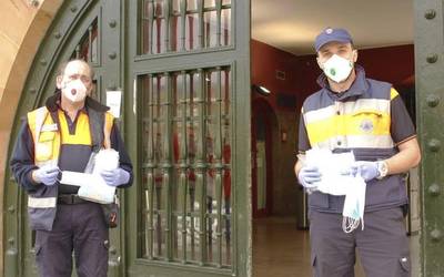 Babes Zibileko kideak maskarillak banatzen ari dira garraio publikoan eta bihar ere horretan arituko dira