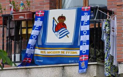 Zuri-urdinez jantzi dira Goierriko balkoiak