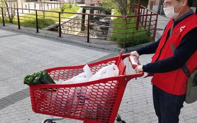 Julian Rodriguez: “Jendea triste dago etxeetan eta etxeetara joaten garenean hori ere ematen dugu: babesa”