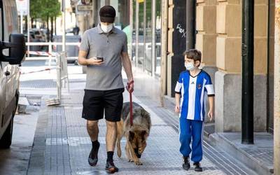 Haurrek "helduei erosketak egiten laguntzeko" baimena izango dute 27tik aurrera, baina ez paseoan ibiltzeko
