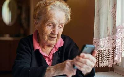 Zilarrezko Haria: pertsona nagusien artean hitz egiteko doako telefonoa eskaintzen du Nagusilanek