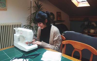 AZ Ekimeneko boluntarioak maskarak banatzen ari dira Alde Zaharrean