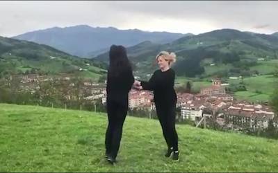 Segurarrek dantza eginez aurre egiten diote egoerari