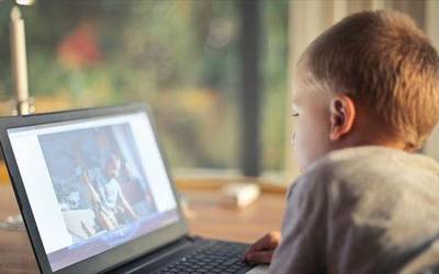 Ikasleei eskolak Internet bidez jarraitzeko baliabideak egokitu dizkiete