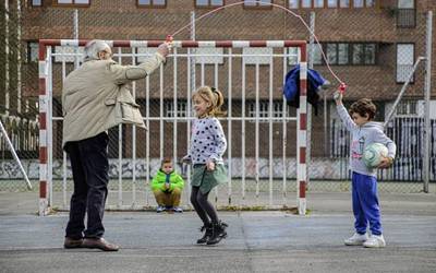 Haurrak kalera, ordubetez eta heldu batek lagunduta