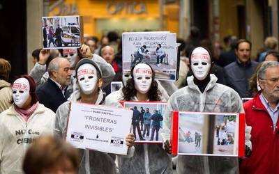 Zenbait kolektibo sozialek etorkin irregularren "zitazio tranpak" bertan behera uzteko eskatu dute