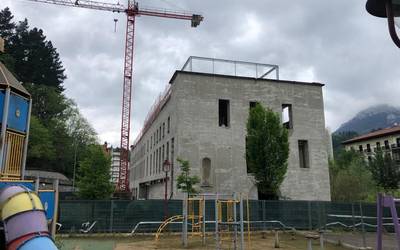 LKSren ardura "estaltzea" leporatu dio oposizioak Gobernuari