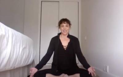 Etxean sasoian: yoga saioa Yoana Iturainekin