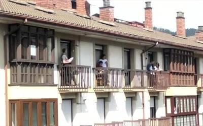 'Herrixa kantuan' balkoitik balkoira egingo dute zapatuan