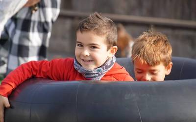 Haurrekin kalera ateratzeko baldintzak zein diren gogorarazi dute Orioko Udaletik